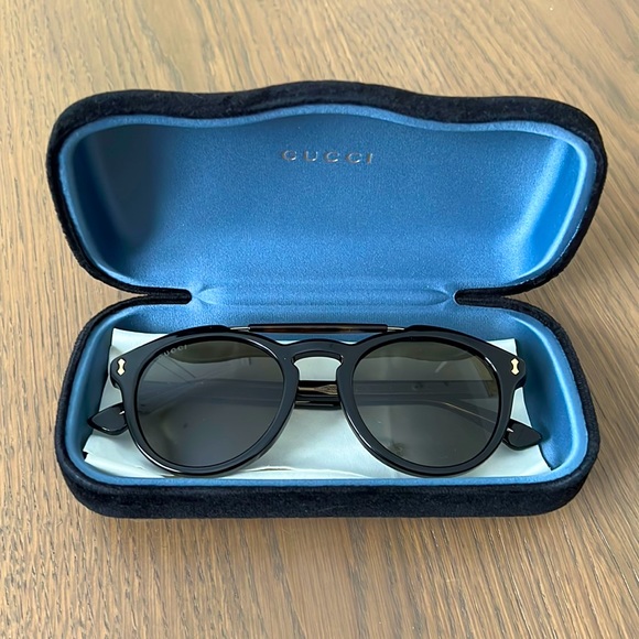 Black Gucci sunglasses - Picture 1 of 3